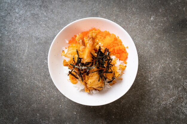 bol de riz aux crevettes tempura avec oeuf de crevettes et algues