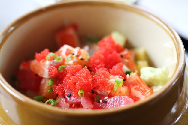 Bol de riz aux fruits de mer et aux œufs de sashimi - mélanger le donburi de sashimi, la nourriture japonaise