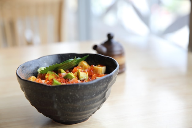 Bol de riz aux fruits de mer et aux œufs de sashimi - mélanger le donburi de sashimi, la nourriture japonaise