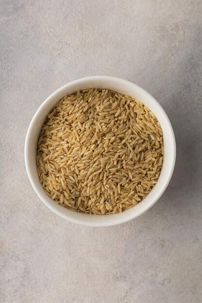 Bol de riz blanc sec à grains longs sur fond clair