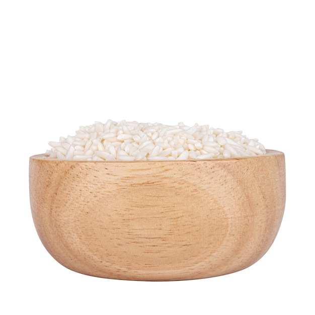Bol de riz en bois isolé sur fond blanc