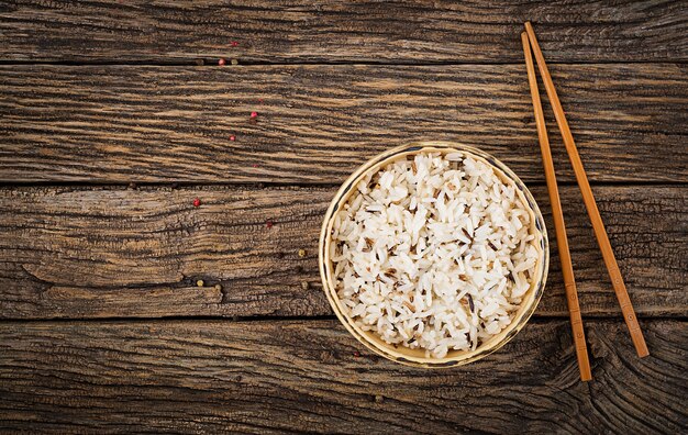 Bol de riz bouilli sur une table en bois