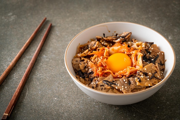 Bol de riz bulgogi au porc avec kimchi et œuf mariné coréen