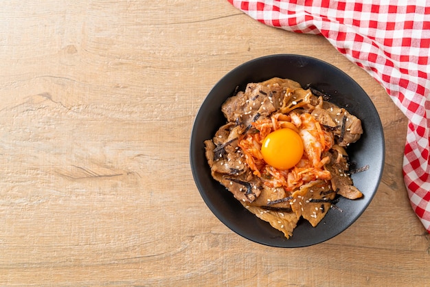 Bol de riz bulgogi au porc avec kimchi et œuf mariné coréen