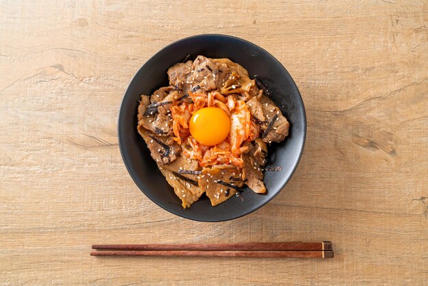 Photo bol de riz bulgogi de porc avec du kimchi et des œufs marinés coréens