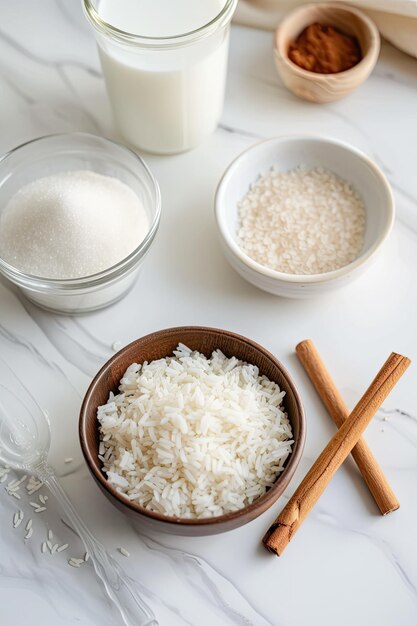 un bol de riz avec une cuillère en bois et un bol de rice