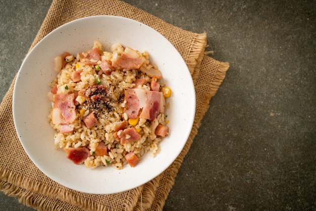 bol de riz frit au bacon, jambon et poivrons noirs