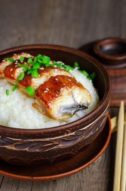 Bol de riz garni d'anguille grillée à la sauce unagi