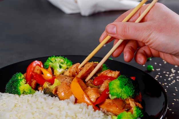 Bol de riz japonais de morceaux de filet de poulet avec sauce teriyaki