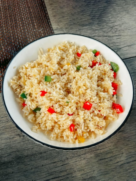 Un bol de riz avec des légumes à côté