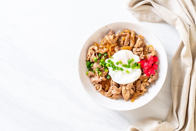 bol de riz de porc avec oeuf (Donburi) - cuisine japonaise