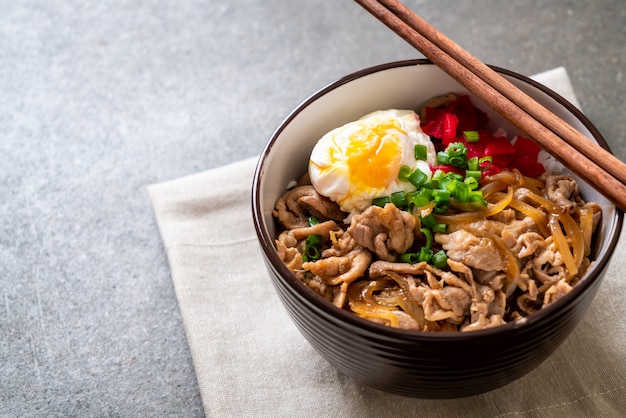 bol de riz de porc avec oeuf (Donburi) - cuisine japonaise