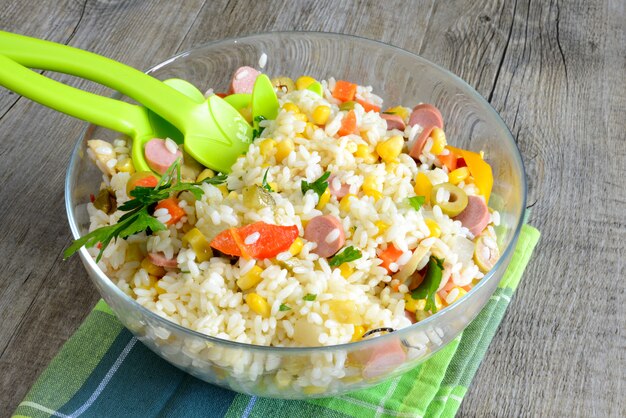 bol de riz à salade avec divers légumes