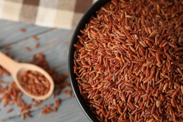 Bol avec riz, serviette et cuillère sur une surface en bois