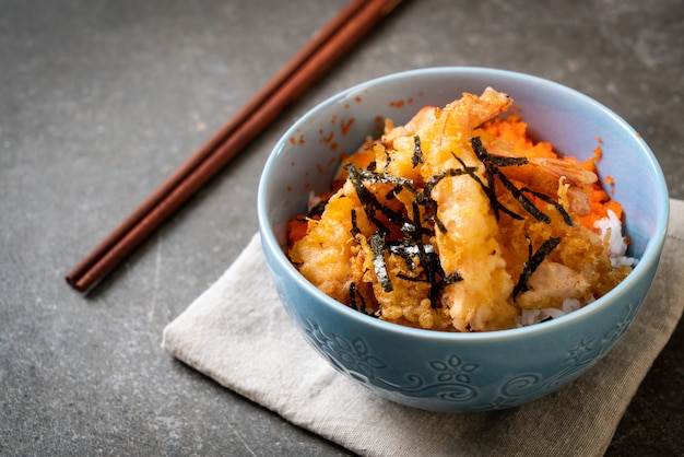 bol de riz tempura aux crevettes avec œuf de crevette et algues