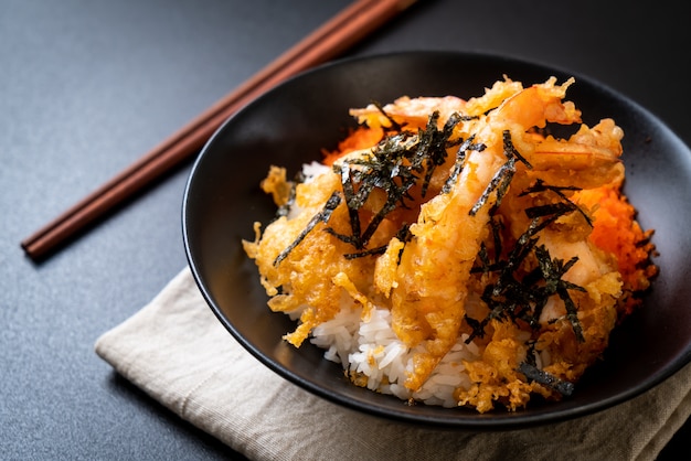 bol de riz tempura aux crevettes avec œuf de crevette et algues