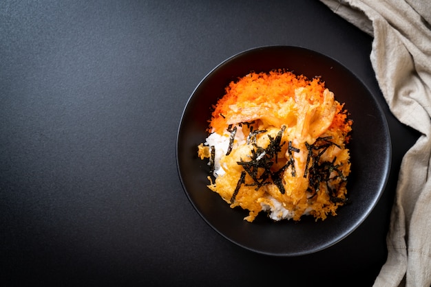 bol de riz tempura aux crevettes avec œuf de crevette et algues