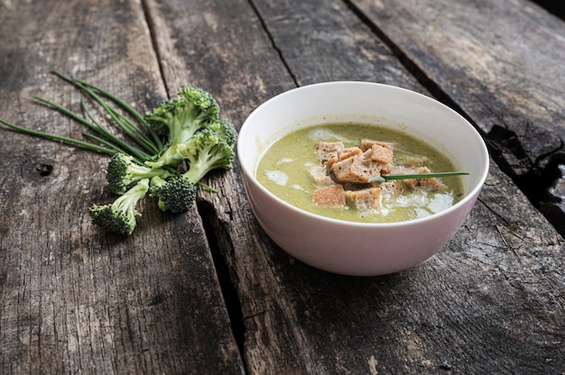 Bol rose de soupe de brocoli à la crème