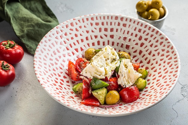 Bol rouge et blanc avec salade de fruits Bol de salade de fruits frais sains sur fond de bois