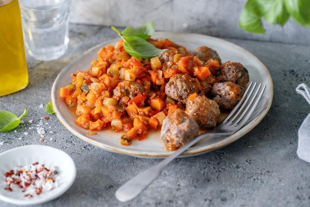 Bol sain avec du poulet et des légumes