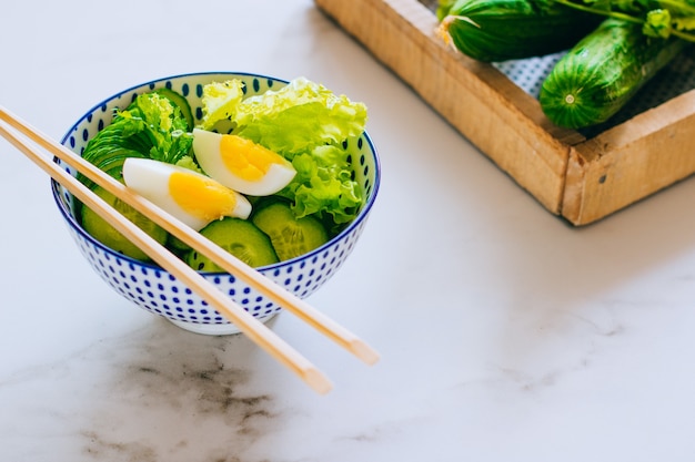 Bol sain, salade de concombre avec des oeufs