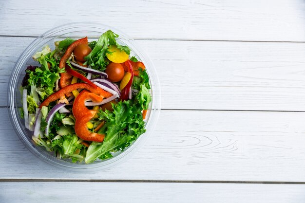 Bol sain de salade sur la table