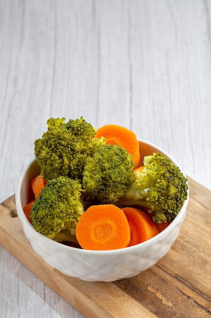 Bol avec salade de brocolis et de carottes