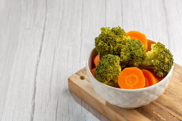 Bol avec salade de brocolis et de carottes