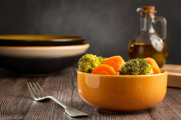 Bol avec salade de brocolis et de carottes