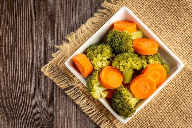 Bol avec salade de brocolis et de carottes