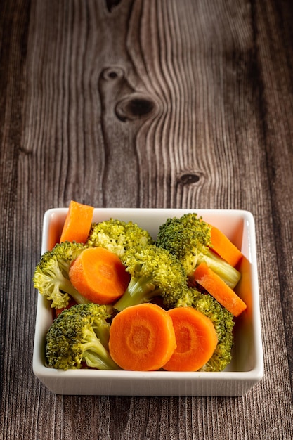 Bol avec salade de brocolis et de carottes