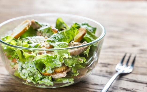 Bol de salade César au poulet