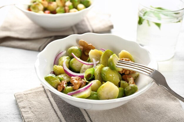 Bol avec salade de choux de Bruxelles sur table