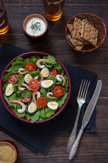 Bol de salade fraîche aux crevettes