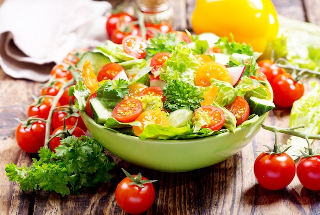 Bol de salade fraîche sur une table en bois