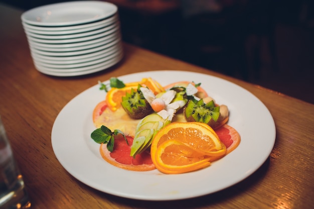 Bol avec salade de fruits frais et baies isolé sur blanc.