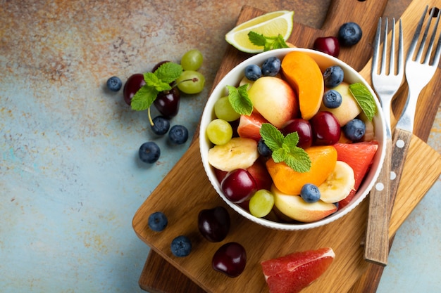 Bol de salade de fruits frais en bonne santé.