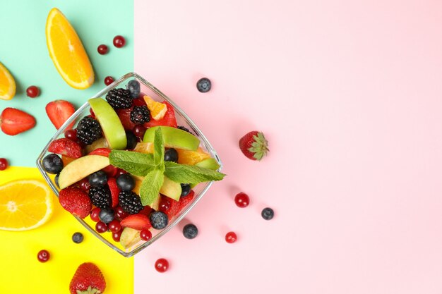 Bol de salade de fruits frais sur multicolore