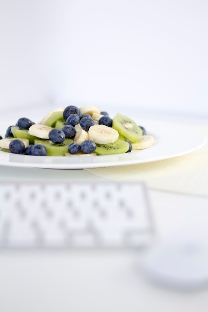 Bol de salade de fruits frais sains sur fond blanc