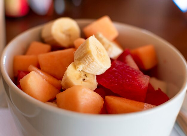 Un bol de salade de fruits, gros plan sur une salade de bananes aux fruits, concept de fruits sains