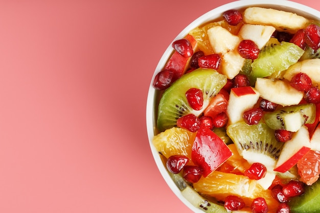 Bol avec salade de fruits sur rose