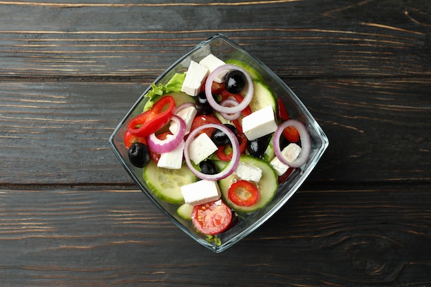 Bol de salade grecque sur une surface en bois