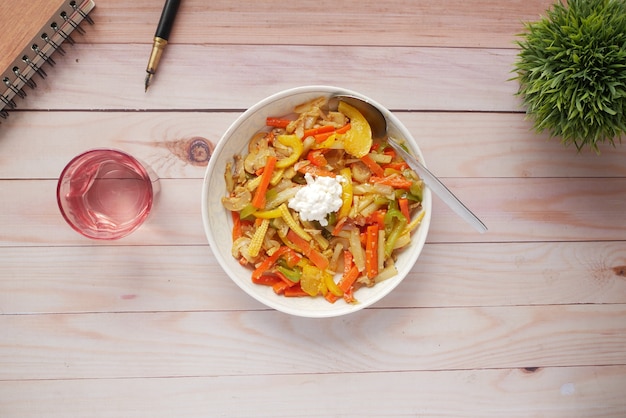 Bol à salade de légumes frais sur table