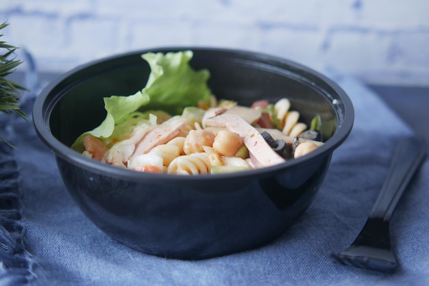 Bol à salade de légumes frais sur table