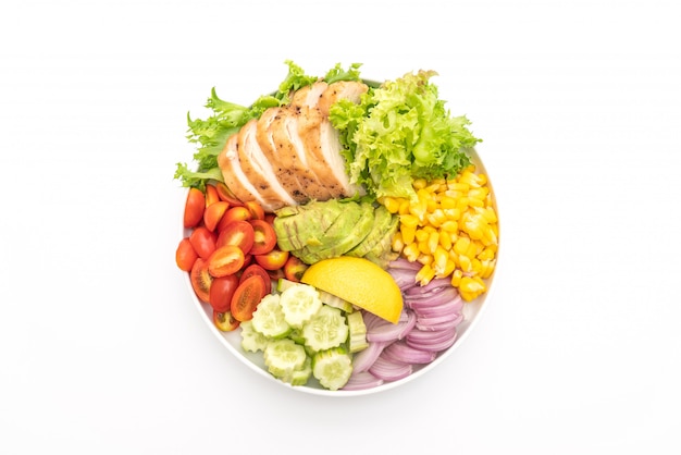 Un bol de salade saine avec de la poitrine de poulet