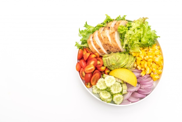 Un bol de salade saine avec de la poitrine de poulet