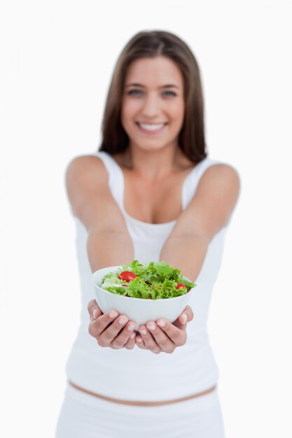 Bol de salade tenu par une jeune femme