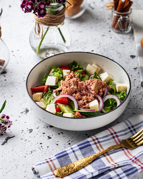 Bol de salade de thon frais au fromage sur fond décoré