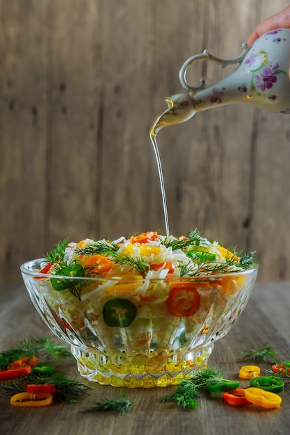 Bol de salade verte fraîche sur table en bois