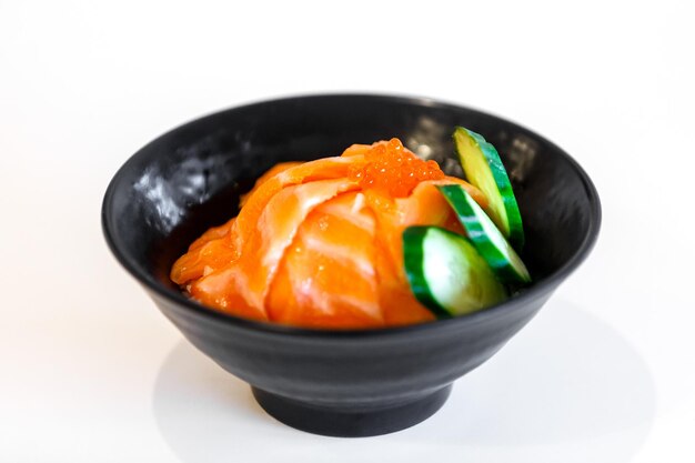 Photo bol de sashimi de saumon donburi sur fond blanc